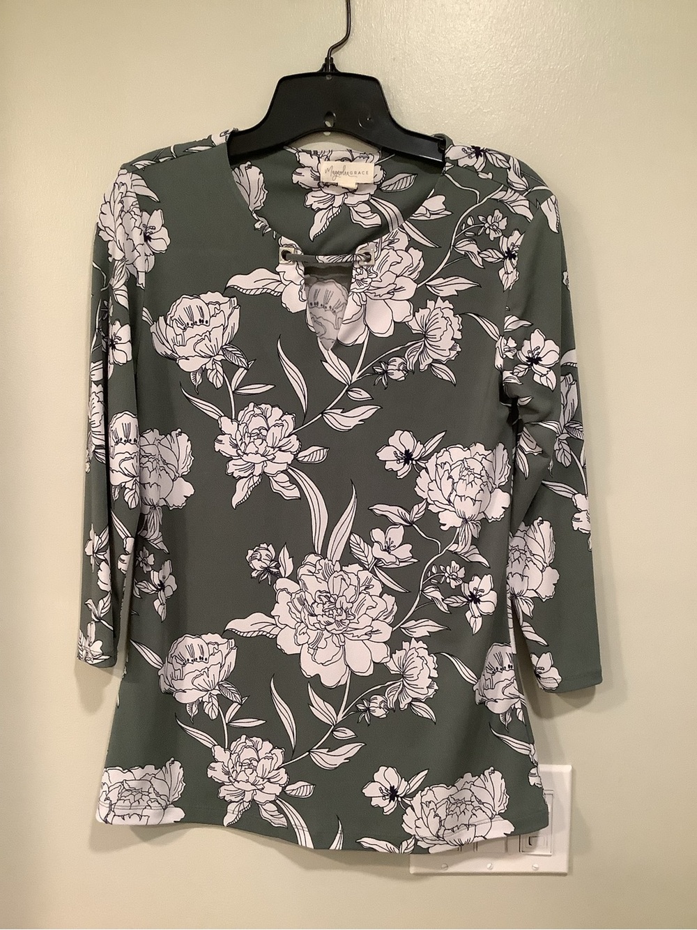 Magnolia Green Floral Keyhole 3/4 Sleeve Tunic